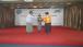 ဒုတိယဝန်ကြီးက သင်တန်းသားများကိ့ယ်စား သင်တန်းသားတစ်ဦးအား သင်တန်းဆင်းအောင်လက်မှတ်ချီးမြှင့်ခြင်း