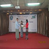 ဒုတိယဝန်ကြီးက ပထမဆုရရှိသည့် သင်တန်းသူအား ဆုချီးခြင်း